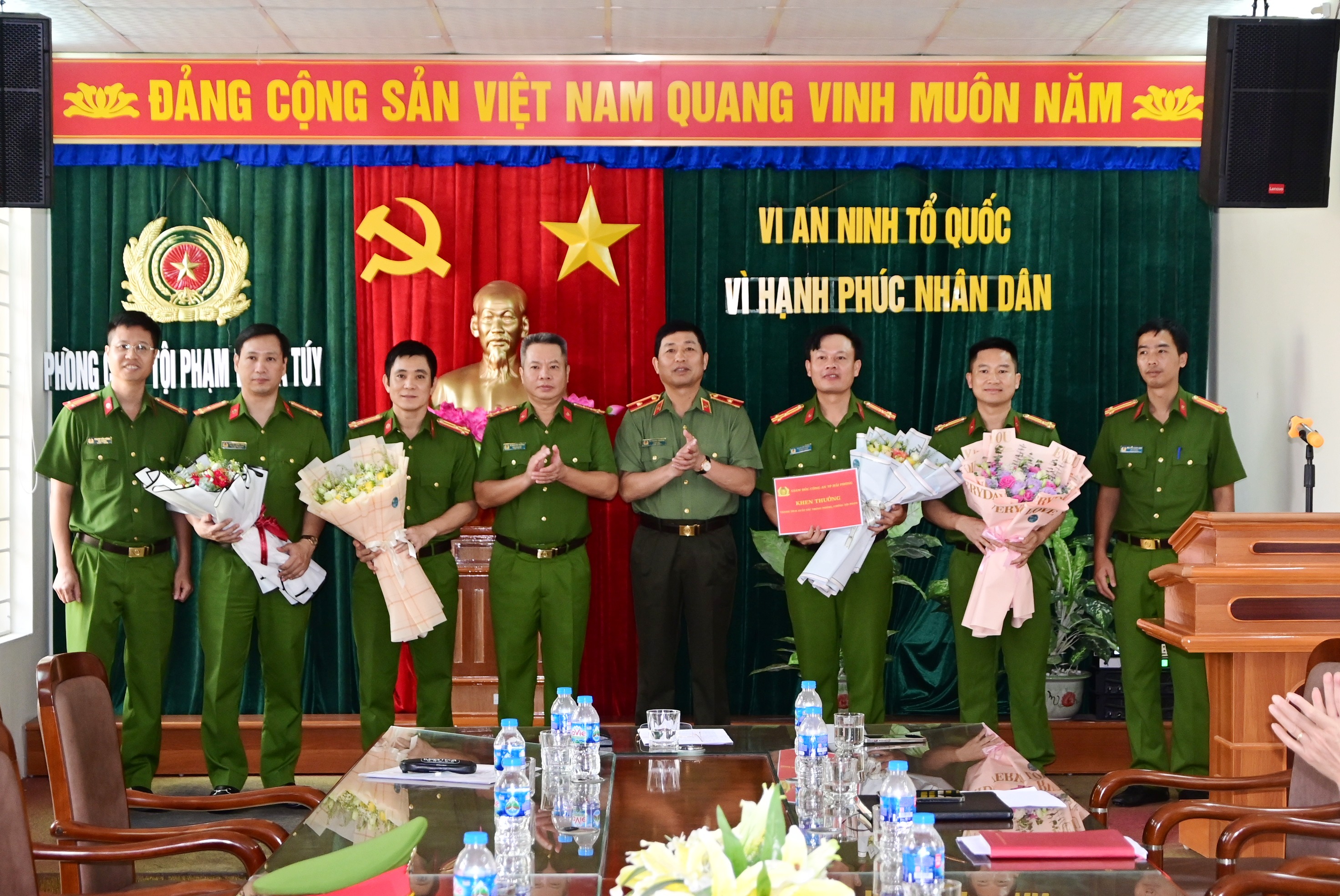 Khen thưởng đột xuất các lực lượng tham gia triệt phá ổ nhóm tổ chức sử dụng trái phép chất ma tuý tại quán Karaoke Thiên Ân 2 (Kiến Thụy)
